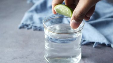 Limon suyunu tazeleyen masa üstü manzaralı. 