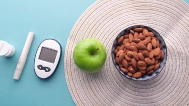  Diyabetik ölçüm araçları, masada elma 