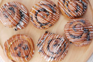  Masadaki tarçınlı çöreğin üst görüntüsü 