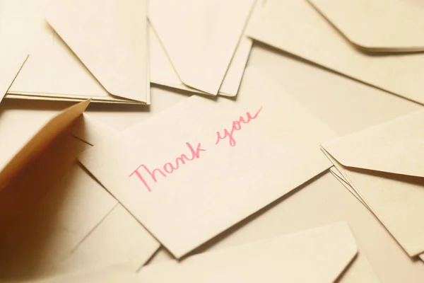 Dankeschön-Nachricht und Umschlag auf Holztisch — Stockfoto