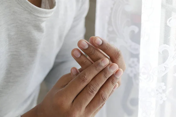 Mann erleidet Schmerzen in der Hand aus nächster Nähe — Stockfoto