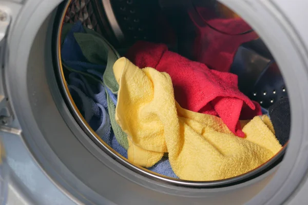 Close up de panos em uma máquina de lavar roupa. — Fotografia de Stock