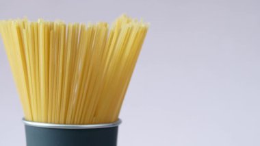 Masadaki konteynırda sarı uzun spagetti. 