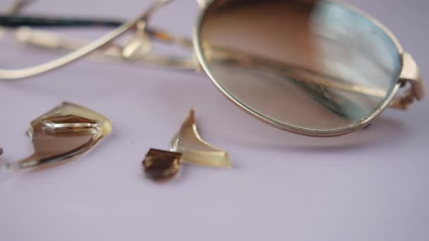 Törött szemüveg az asztalon fénymásoló hellyel — Stock videók