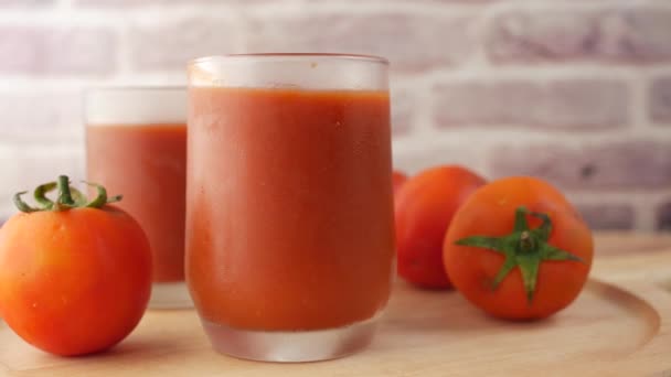 Sauce tomate dans un bocal avec tomate fraîche sur la table — Video