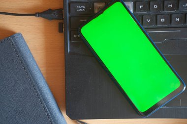  Boş ekranlı akıllı telefon, tahta arka planda dizüstü bilgisayar 