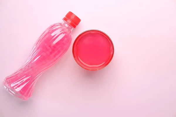 Garrafa de refrigerante de cor rosa na mesa — Fotografia de Stock