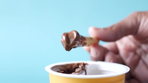 Äta brödspinne med chokladspridd grädde uppifrån och ner — Stockvideo