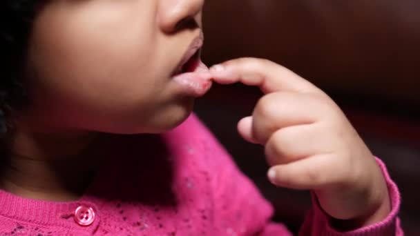 Дитяча дівчина кусає нігті вдома , — стокове відео
