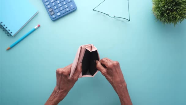 Senior femmes main ouvrir un portefeuille vide avec espace de copie. — Video