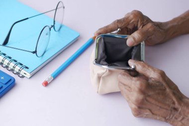  Üst düzey kadınlar boş bir cüzdanı fotokopi alanı ile açarlar..