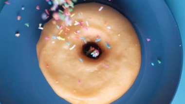 Çikolatalı çöreklerin üzerine yavaş yavaş serpiştirilmiş. 