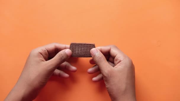 Top view of breaking a dark chocolate — Stock Video