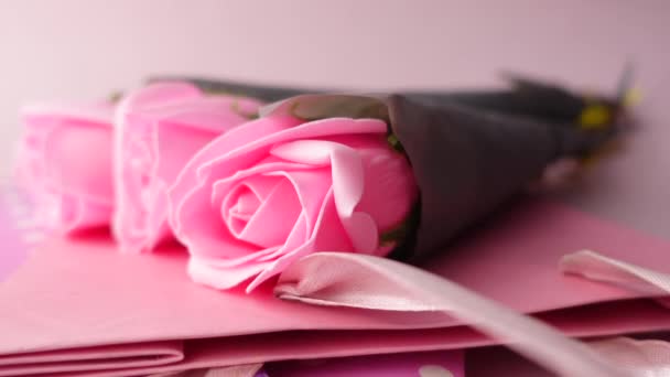 Matka powiedzieć pojęcie z różowym kolorze róża kwiat i mama tekst na papierze — Wideo stockowe