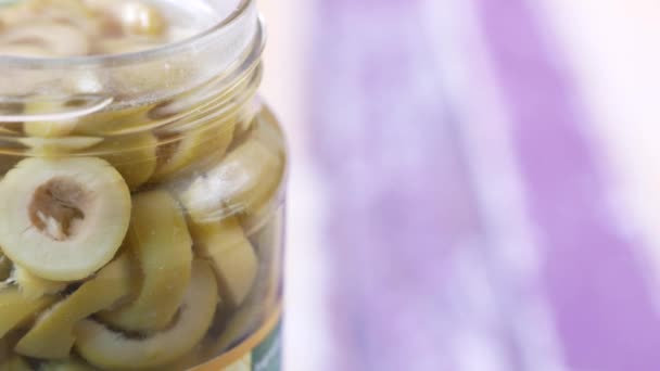 Rebanada de aceituna en un recipiente — Vídeos de Stock