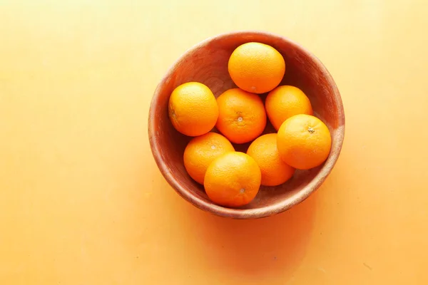 Pohled shora na plátky pomerančového ovoce v misce — Stock fotografie