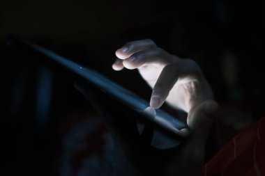 Gece akıllı telefon kullanarak genç adamın elini kapat. 