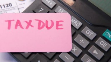 Vergi iadesi formu ve masadaki el yazısı vergisi 