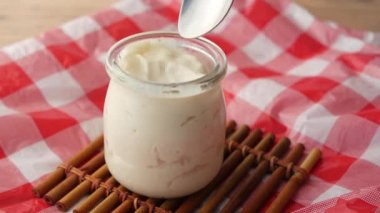 Masada taze yoğurt. 