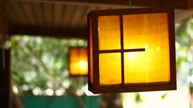 Kopyalama alanı olan parlayan bir lamba 