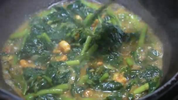 Matlagning röd spenat i en pan på nära håll — Stockvideo