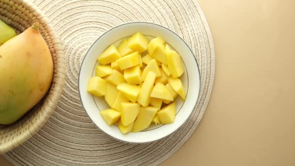 Mango de corte maduro amarillo en un bol de arriba hacia abajo — Vídeo de stock