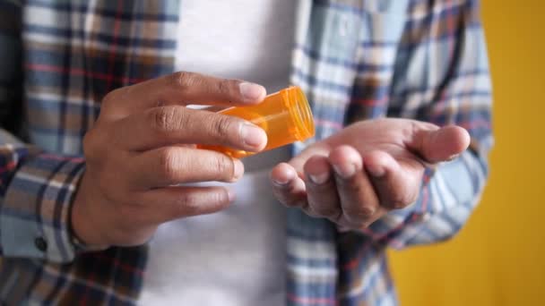 Молоді чоловіки їдять медичні таблетки — стокове відео