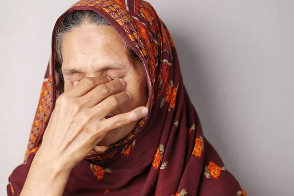Mulheres idosas que sofrem de dor ocular — Fotografia de Stock