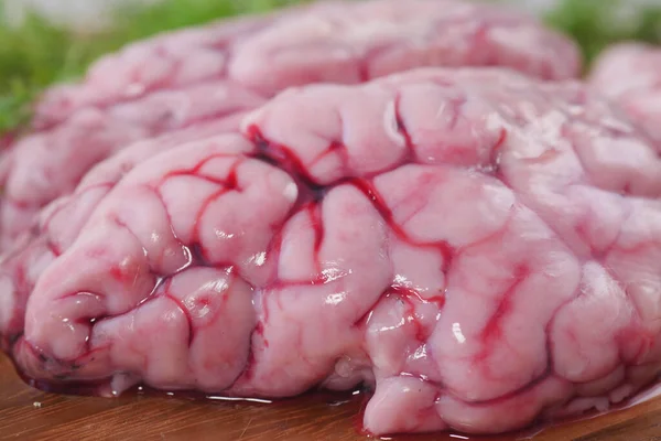 Primer plano del cerebro de cordero en una tabla de cortar —  Fotos de Stock