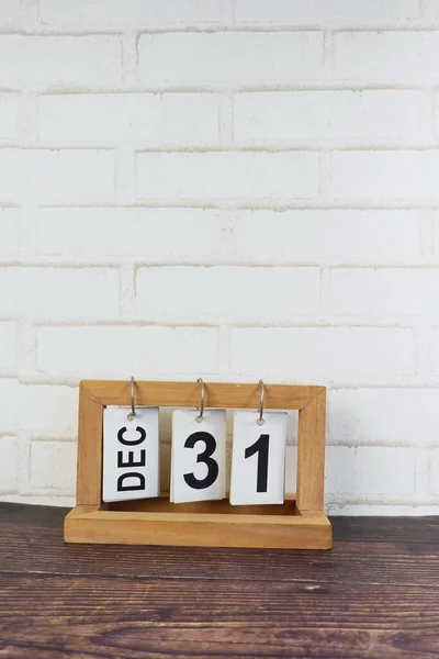 Calendario de madera fijado el 31 de diciembre. —  Fotos de Stock