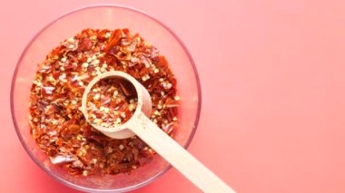 Kırmızı arkaplanda kırmızı biber tanelerinin üst görünümü 