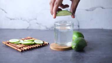 Masadaki limonlu içeceği tazeliyorum. , 