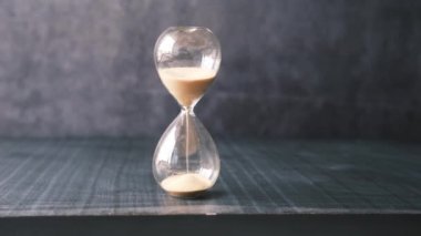 Masadaki kum saati, kum saati ampulünden akan kum.