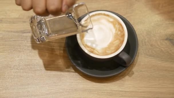 Положить сахар сироп в кофе вид сверху — стоковое видео