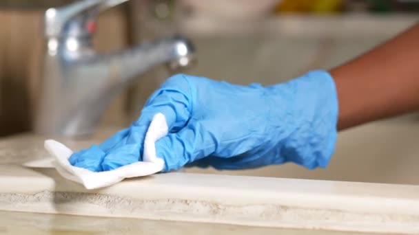 Handschoenen schoonmaken kraan en wastafel, — Stockvideo