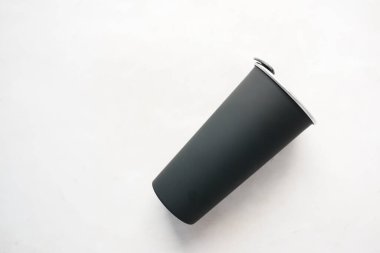 Yeniden kullanılabilir eko kahve fincanı kopya alanı ile birlikte masada.