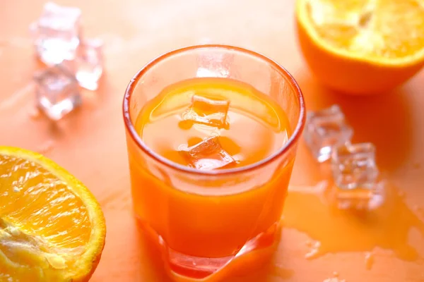 얼음이 들어 있는 오렌지 주스 한 잔의 맨 위 사진 — 스톡 사진