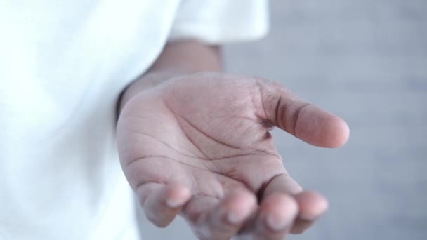 Gros plan de l'homme main tenant des pilules avec espace de copie — Video