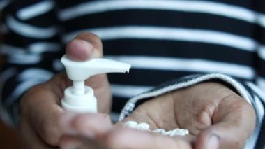 Genç erkekler güneş kremini dava ediyor. 