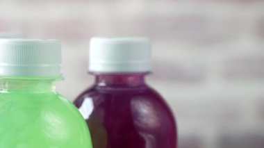 Masanın üzerinde plastik meşrubat şişeleri 