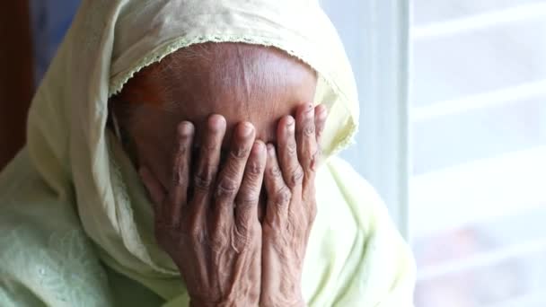 Donne anziane tosse e starnutisce — Video Stock