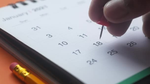 Deadline concept met push pin op kalenderdatum close-up — Stockvideo