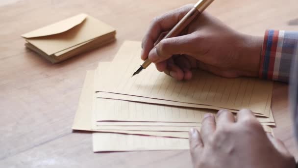 Jóvenes que escriben una carta con una pluma estilográfica en un pañal — Vídeos de Stock