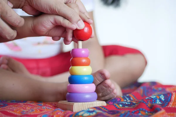 Ребенок играет с игрушками Baby на кровати, Концепция развития ребенка. — стоковое фото