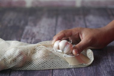 Sarımsağı tekrar kullanılabilir bir çantaya koy. 