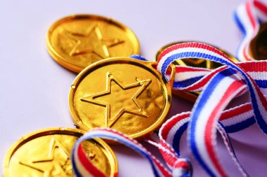  Throphy 'yi renk arkaplanında kazanmak 