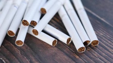 Siyah arka planda yanan sigarayı kapat 