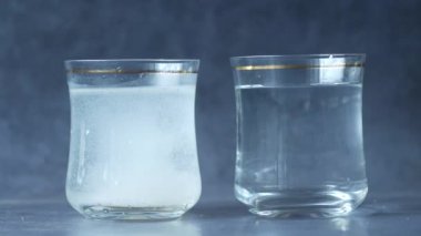 Siyah arkaplandaki kirli ve temiz yiyiciyi karşılaştırma 