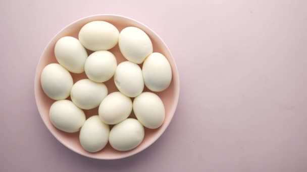 Närbild av tarm ägg i en skål på bordet — Stockvideo
