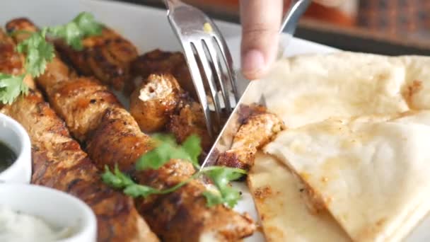 Seekh Kabab, pan Naan y salsa en un plato — Vídeos de Stock